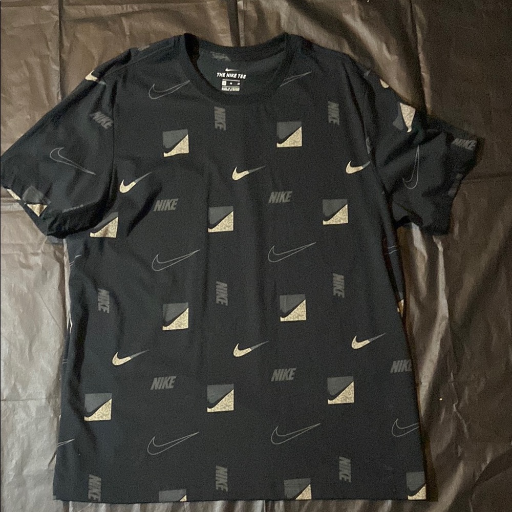 Nike Black Short Sleeve Tee Modern Athletic Design